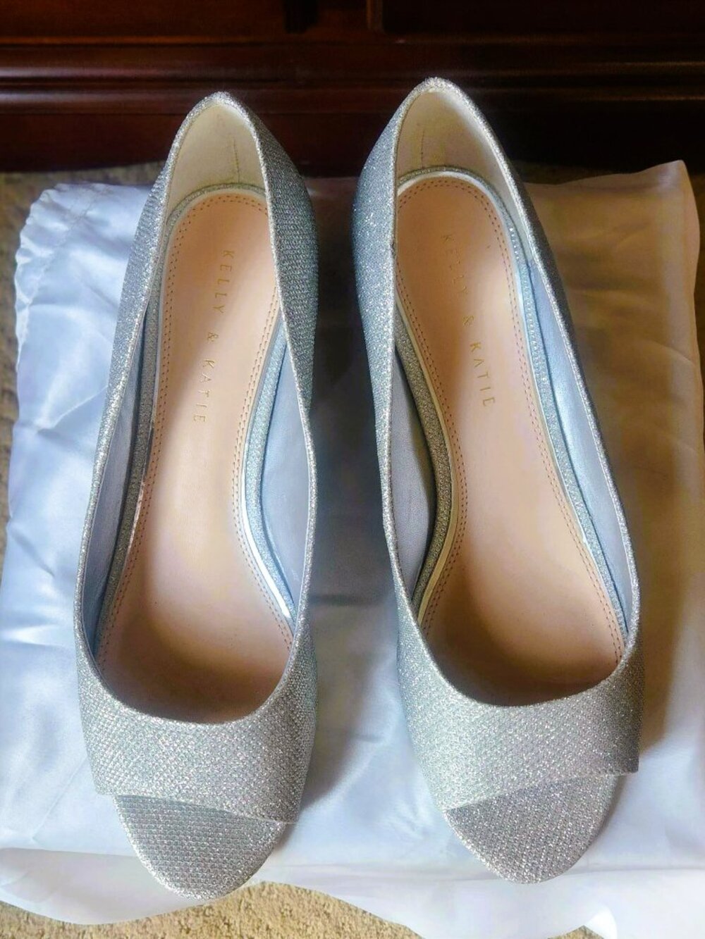 Women’s Kelly & Katie Silver Glitter Wedge Heels – Size 11